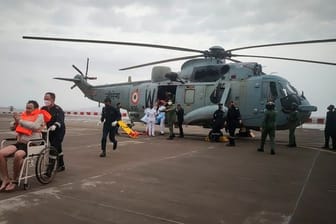 Rettungsaktion der indischen Marine nach dem Zyklon Tauktae.