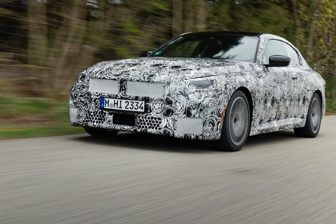 Noch mit Tarnkappe: Das neue 2er Coupé soll Anfang 2022 durchstarten – und zwar mit Heckantrieb.