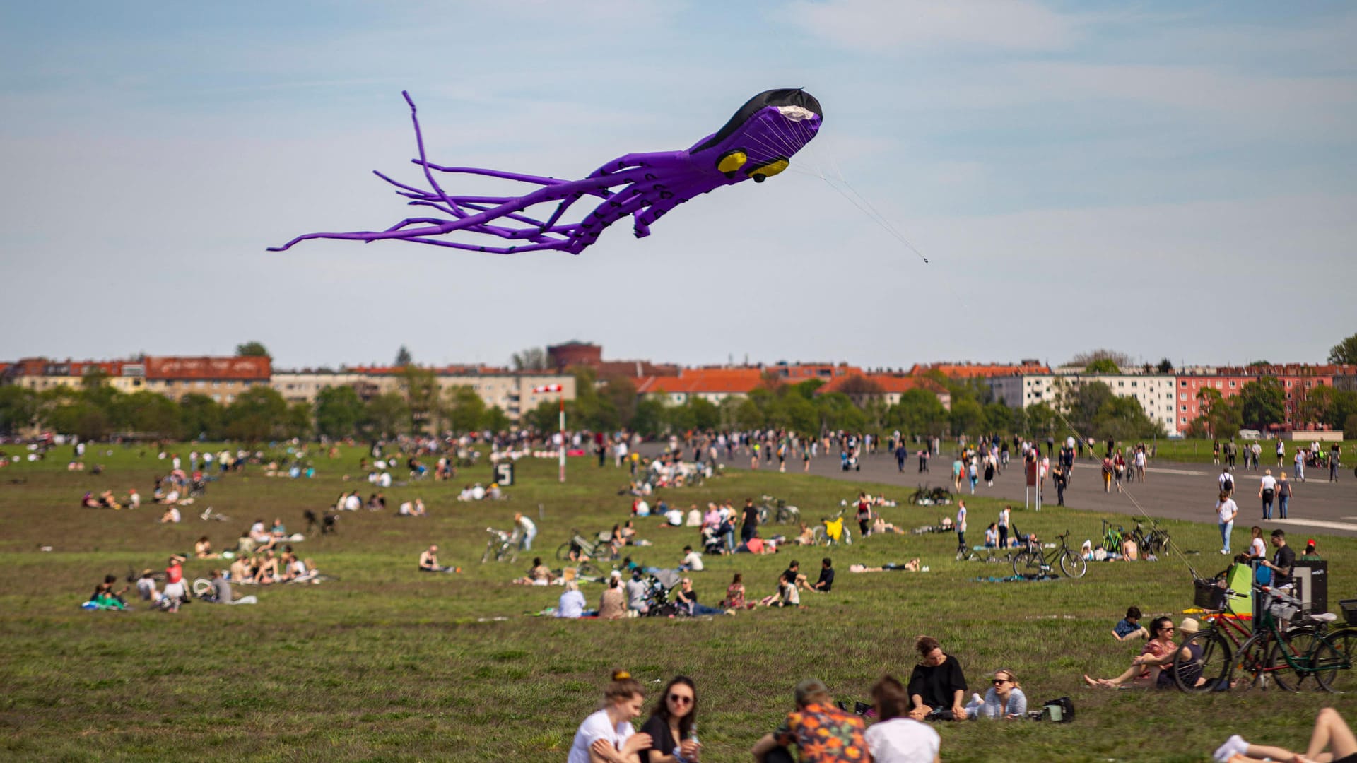 Menschen sitzen bei sommerlichen Temperaturen auf dem Tempelhofer Feld (Symbolbild): Bleibt die Inzidenz in Berlin stabil unter 100, könnten weitere Lockerungen möglich werden. Menschen sitzen bei sommerlichen Temperaturen auf dem Tempelhofer Feld (Symbolbild): Bleibt die Inzidenz in Berlin stabil unter 100, könnten weitere Lockerungen möglich werden.