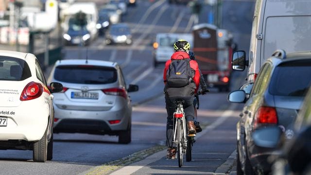 Laut einer Umfrage fahren viele Menschen in der Corona-Krise lieber mit dem Auto statt mit Bus und Bahn.