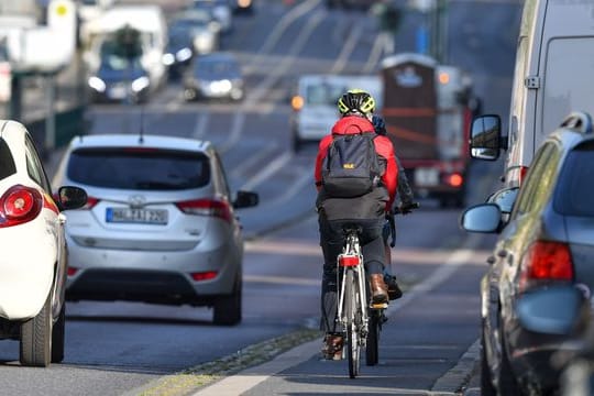 Laut einer Umfrage fahren viele Menschen in der Corona-Krise lieber mit dem Auto statt mit Bus und Bahn.