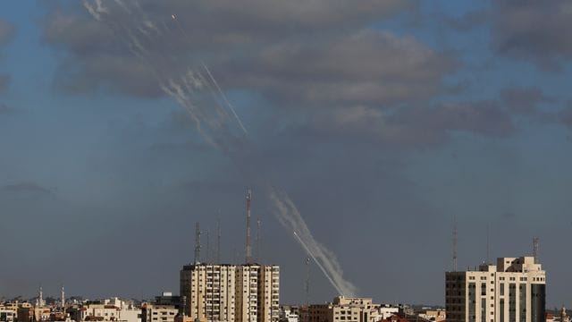 Raketen werden aus dem Gazastreifen auf Israel abgefeuert (Foto vom Montag). Raketen werden aus dem Gazastreifen auf Israel abgefeuert (Foto vom Montag).