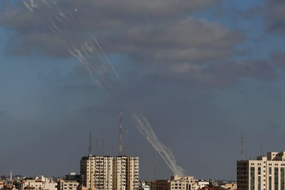 Raketen werden aus dem Gazastreifen auf Israel abgefeuert (Foto vom Montag).