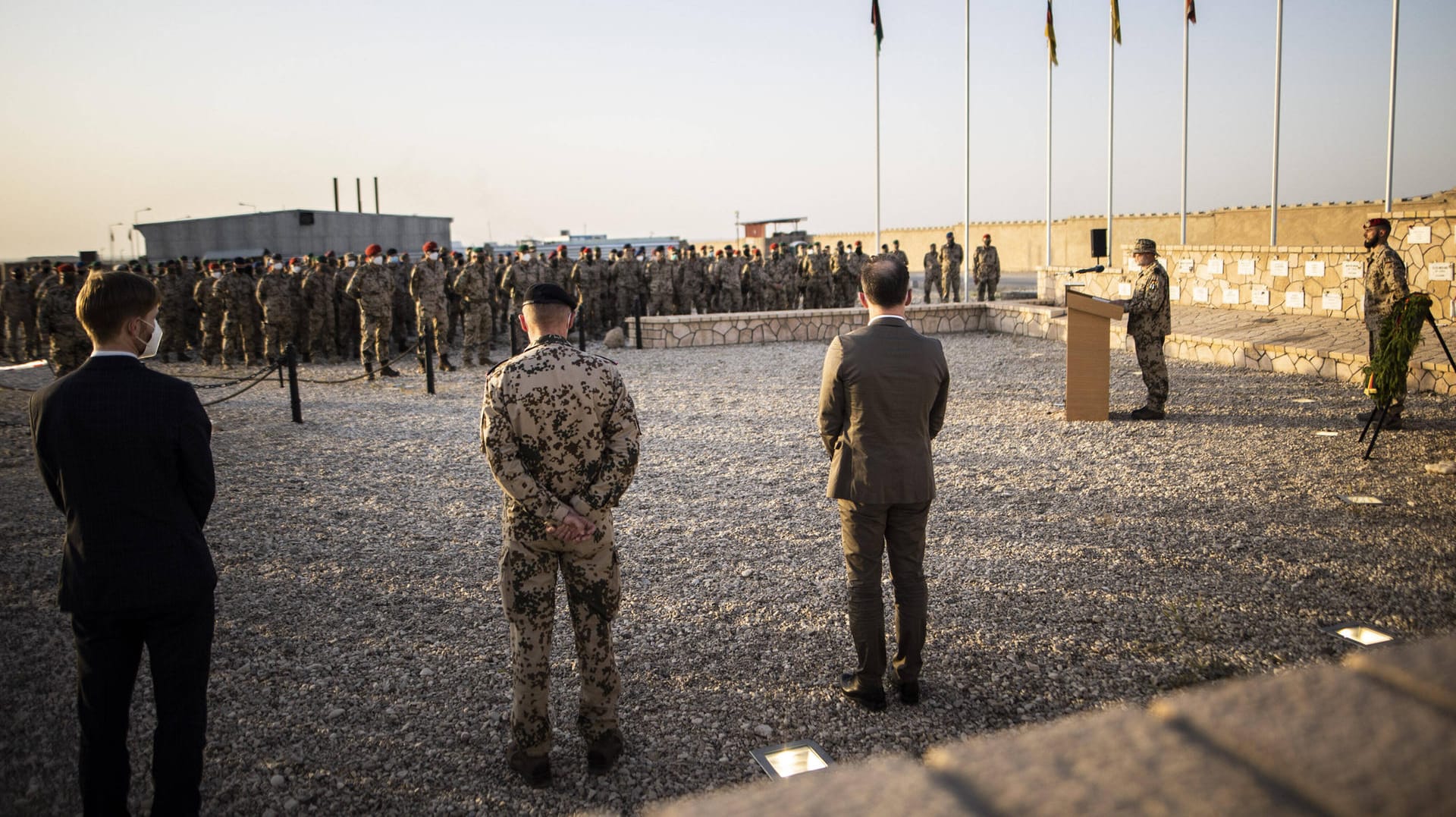 Gedenkzeremonie im Bundeswehrstützpunkt Masar-e Scharif: Zuletzt besuchte Außenminister Heiko Maas (dritter von Links im Vordergrund) die Truppen (Archivfoto).