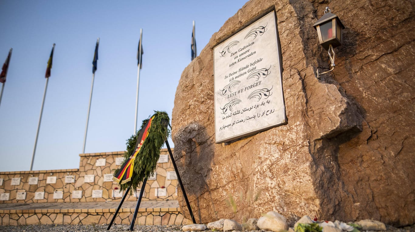 Der Gedenkstein im deutschen Bundeswehrcamp in Afghanistan: Trotz schwierigem Transport soll der 27 Tonnen schwere Stein mit nach Deutschland genommen werden.