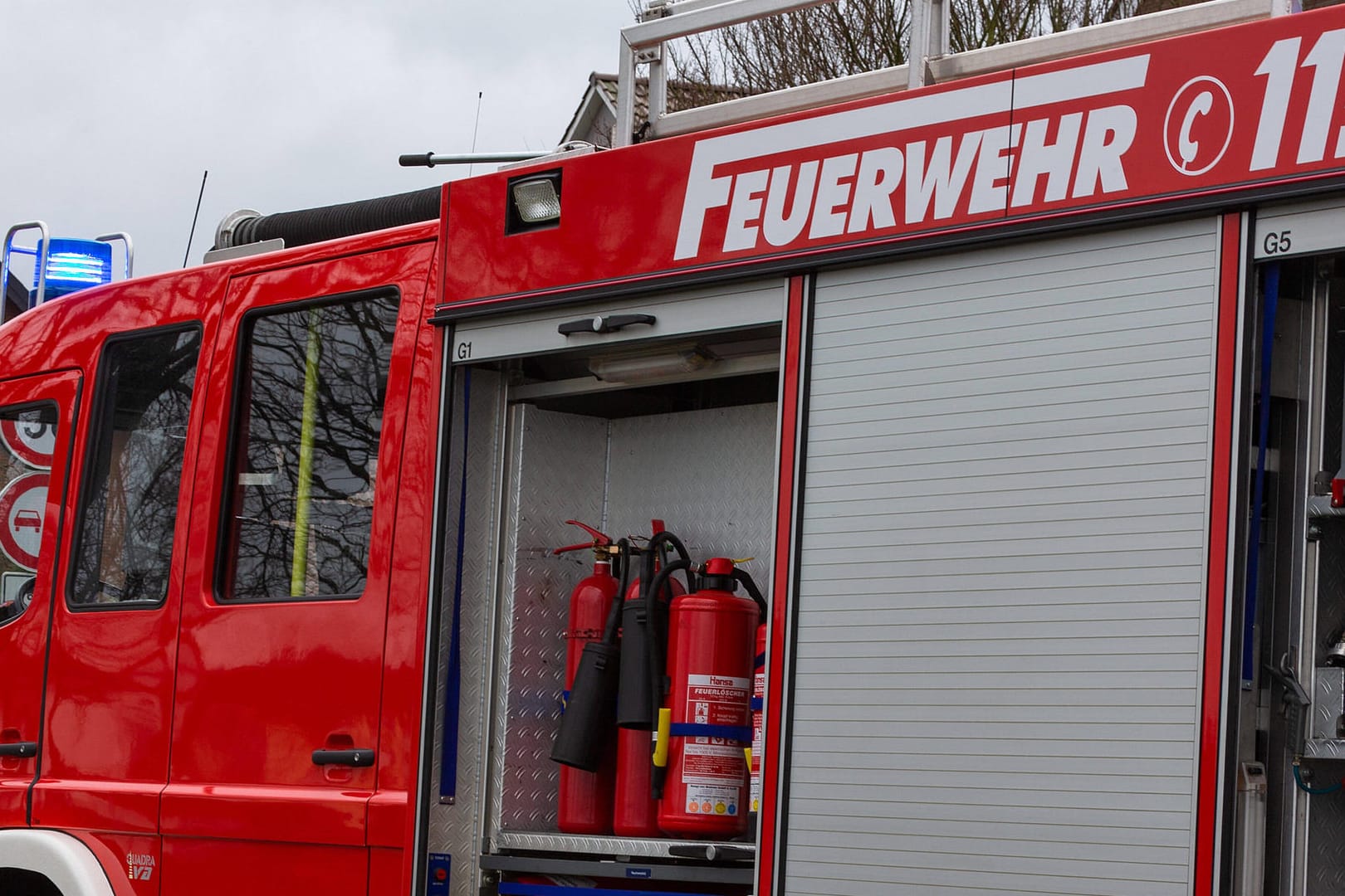 Ein Einsatzfahrzeug der Feuerwehr (Symbolbild): Auch eine Wärmebildkamera war im Einsatz.