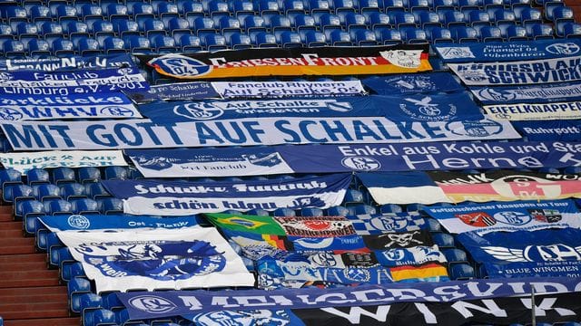 Schalke gilt als finanziell schwer angeschlagenen Club. Schalke gilt als finanziell schwer angeschlagenen Club.