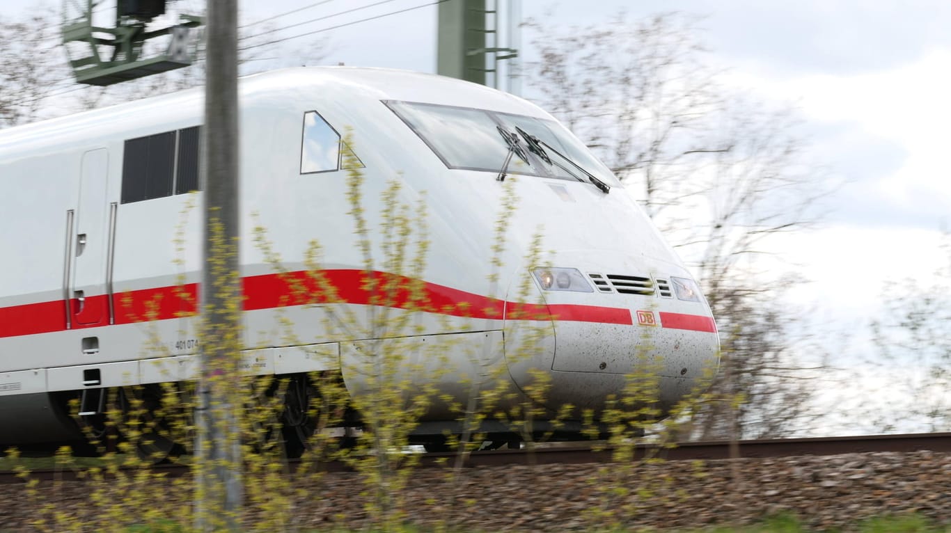 In ICE der deutschen Bahn: Bei einer Fahrt in Bochum hat ein Zug einen Lokführer tödlich verletzt (Symbolfoto).