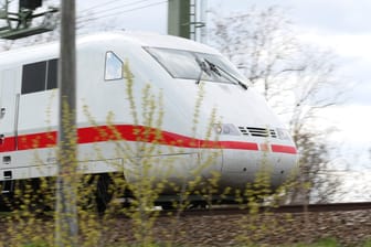 In ICE der deutschen Bahn: Bei einer Fahrt in Bochum hat ein Zug einen Lokführer tödlich verletzt (Symbolfoto).