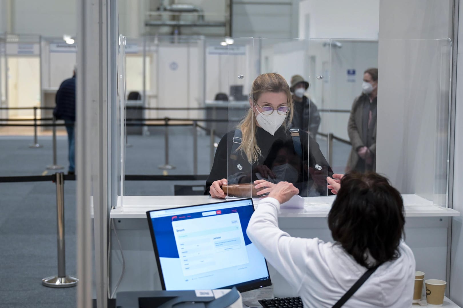 Anmeldung im Impfzentrum: Die ersten Impfzentren schließen bald, der künftige Verbleib der Daten und die Ansprechpartner sind dabei nicht komplett geklärt.