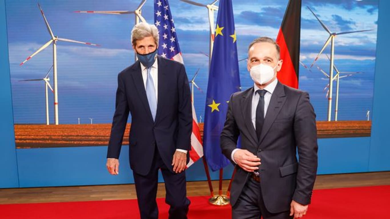 Außenminister Heiko Maas (r) hat den US-Sondergesandten John Kerry (l) in Berlin empfangen.