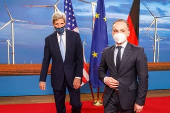 Außenminister Heiko Maas (r) hat den US-Sondergesandten John Kerry (l) in Berlin empfangen.