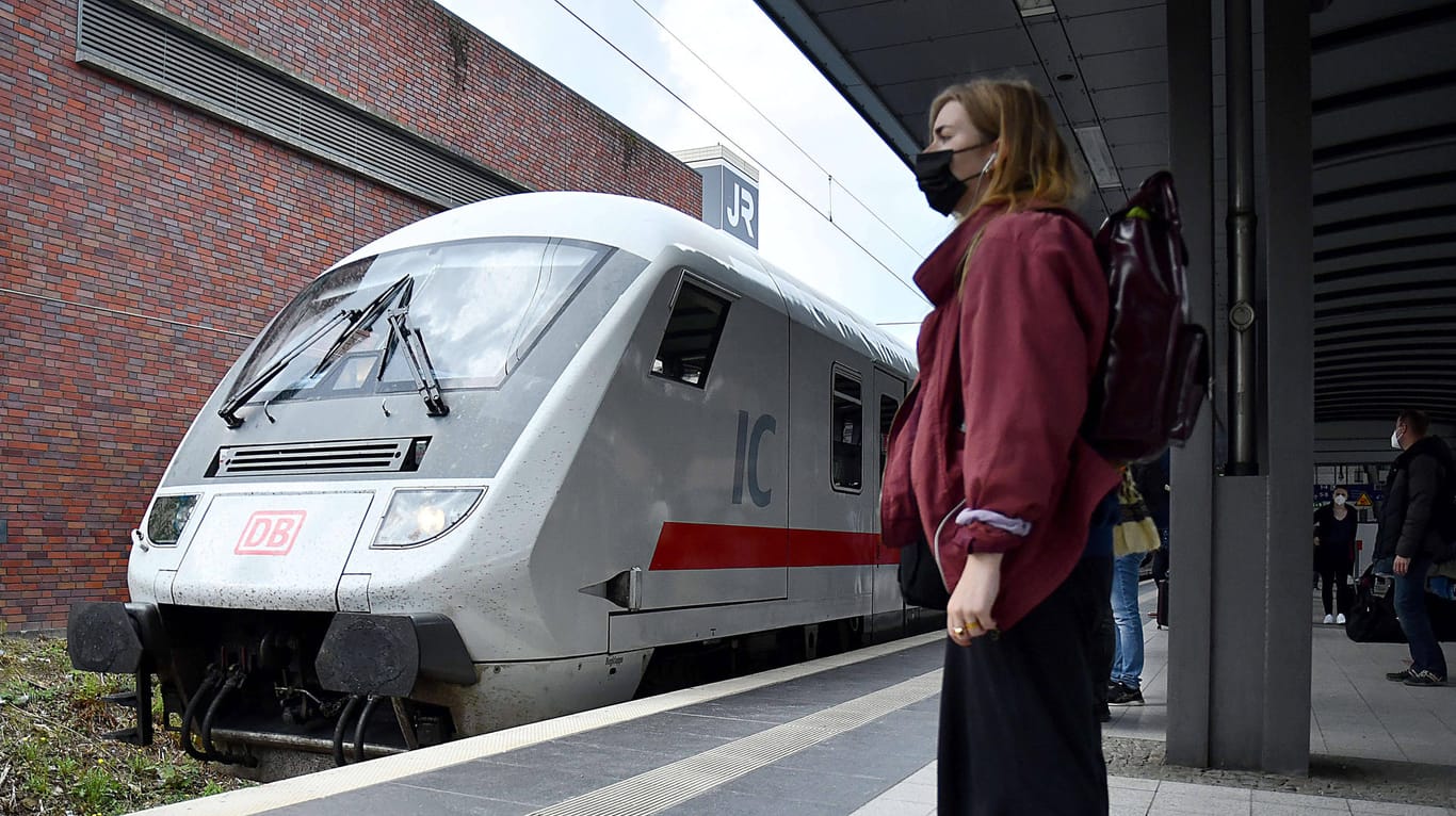 Warten auf die Weiterfahrt: Aktuell stocken die Tarifverhandlungen, die Gewerkschaft GDL schließt nun Warnstreiks nicht mehr aus.