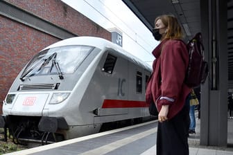 Warten auf die Weiterfahrt: Aktuell stocken die Tarifverhandlungen, die Gewerkschaft GDL schließt nun Warnstreiks nicht mehr aus.