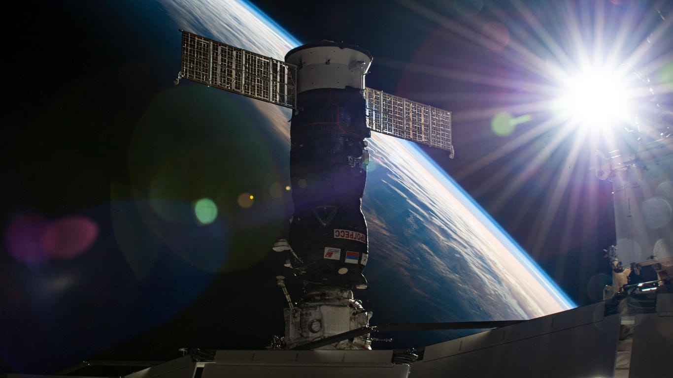 Die ISS kreist um die Erde (Symbolbild): Ein Foto des Deutschen Sigmund Jähn fliegt mit.