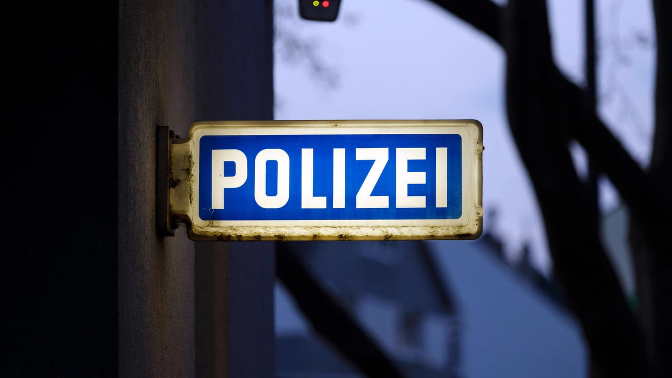 Polizeischild an einer Wache (Symbolbild): In Köln sucht die Polizei nach einem Überfall die Täter.
