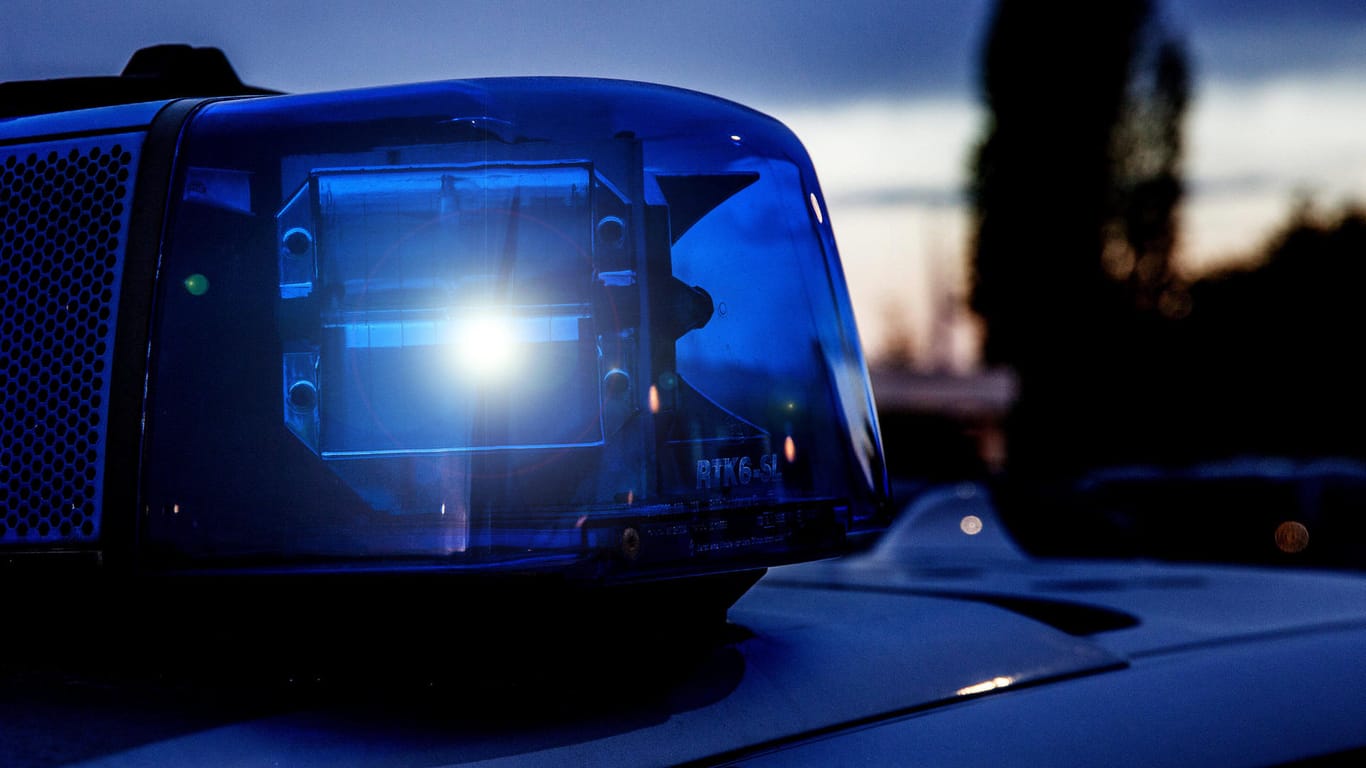 Blaulicht auf einem Polizeiwagen: Gegen den Tatverdächtigen wird ermittelt (Symbolbild).