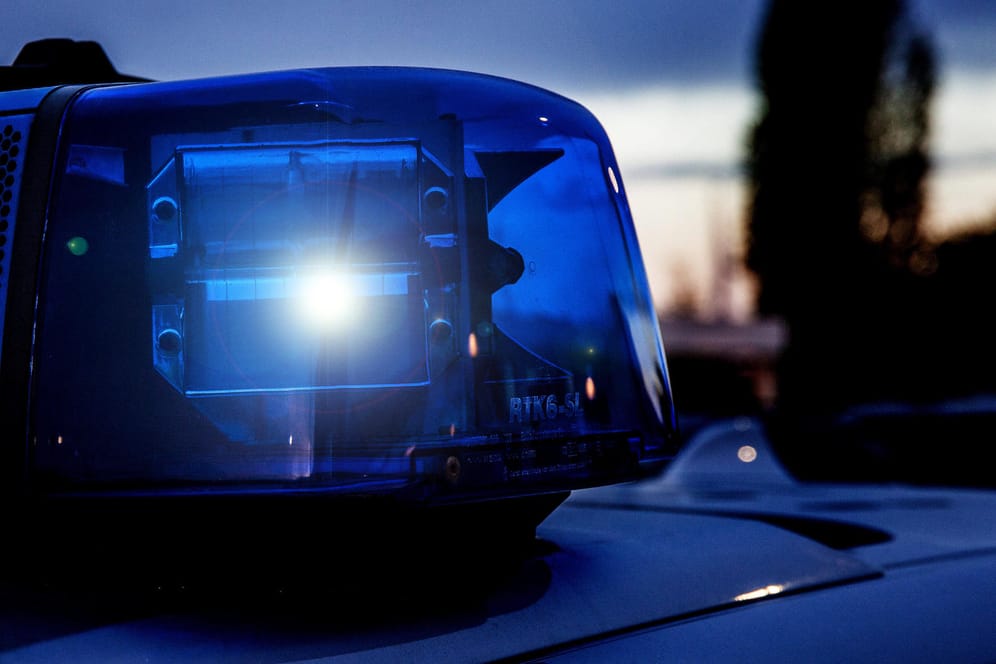 Blaulicht auf einem Polizeiwagen: Gegen den Tatverdächtigen wird ermittelt (Symbolbild).