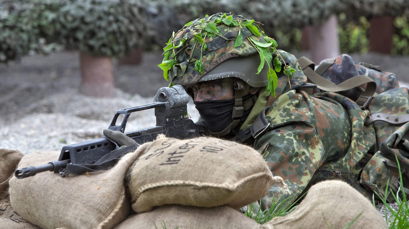 Ein Bundeswehrsoldat mit Sturmgewehr im Anschlag in einer Übungssituation (Symbolbild): Die Bundeswehr soll reformiert werden.
