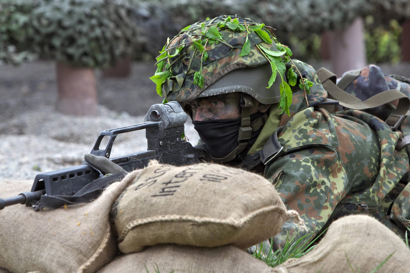 Ein Bundeswehrsoldat mit Sturmgewehr im Anschlag in einer Übungssituation (Symbolbild): Die Bundeswehr soll reformiert werden.