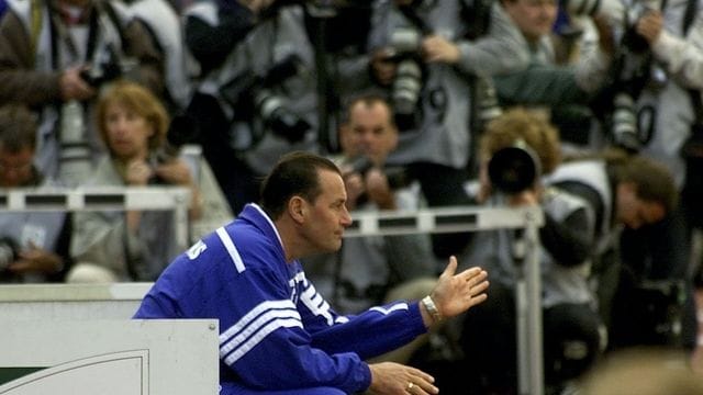 War 2001 Trainer der Schalker, denen die schon sicher geglaubte Meisterschale noch entrießen wurde: Huub Stevens.