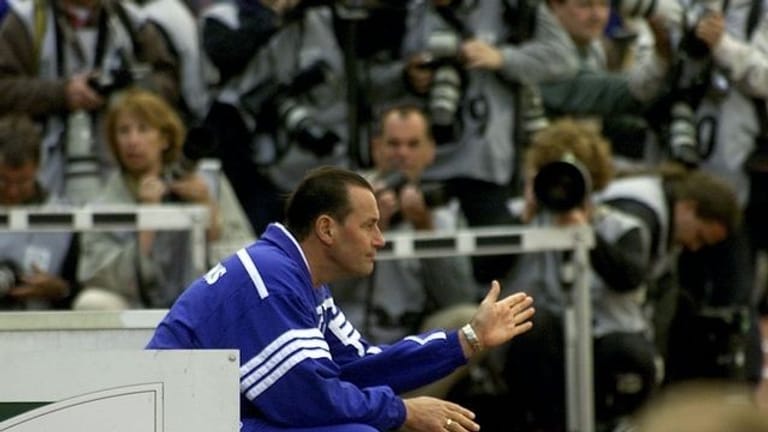 War 2001 Trainer der Schalker, denen die schon sicher geglaubte Meisterschale noch entrießen wurde: Huub Stevens.
