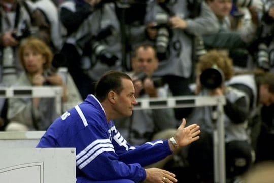 War 2001 Trainer der Schalker, denen die schon sicher geglaubte Meisterschale noch entrießen wurde: Huub Stevens.