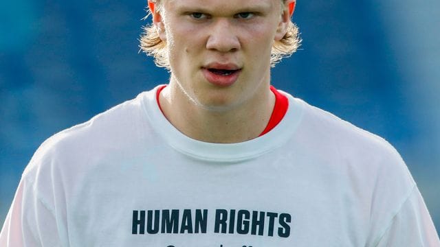 Norwegens Star Erling Haaland trägt ein T-Shirt mit der Aufschrift "Human Rights. Norwegens Star Erling Haaland trägt ein T-Shirt mit der Aufschrift "Human Rights.