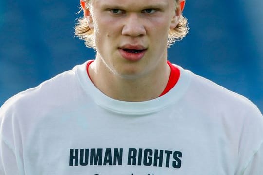 Norwegens Star Erling Haaland trägt ein T-Shirt mit der Aufschrift "Human Rights.