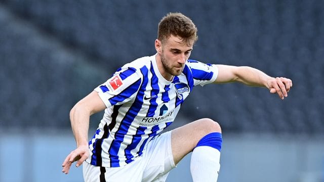 Lukas Klünter glaubt, dass die Quarantäne seinem Club Hertha BSC geholfen habe, die Klasse zu halten. Lukas Klünter glaubt, dass die Quarantäne seinem Club Hertha BSC geholfen habe, die Klasse zu halten.