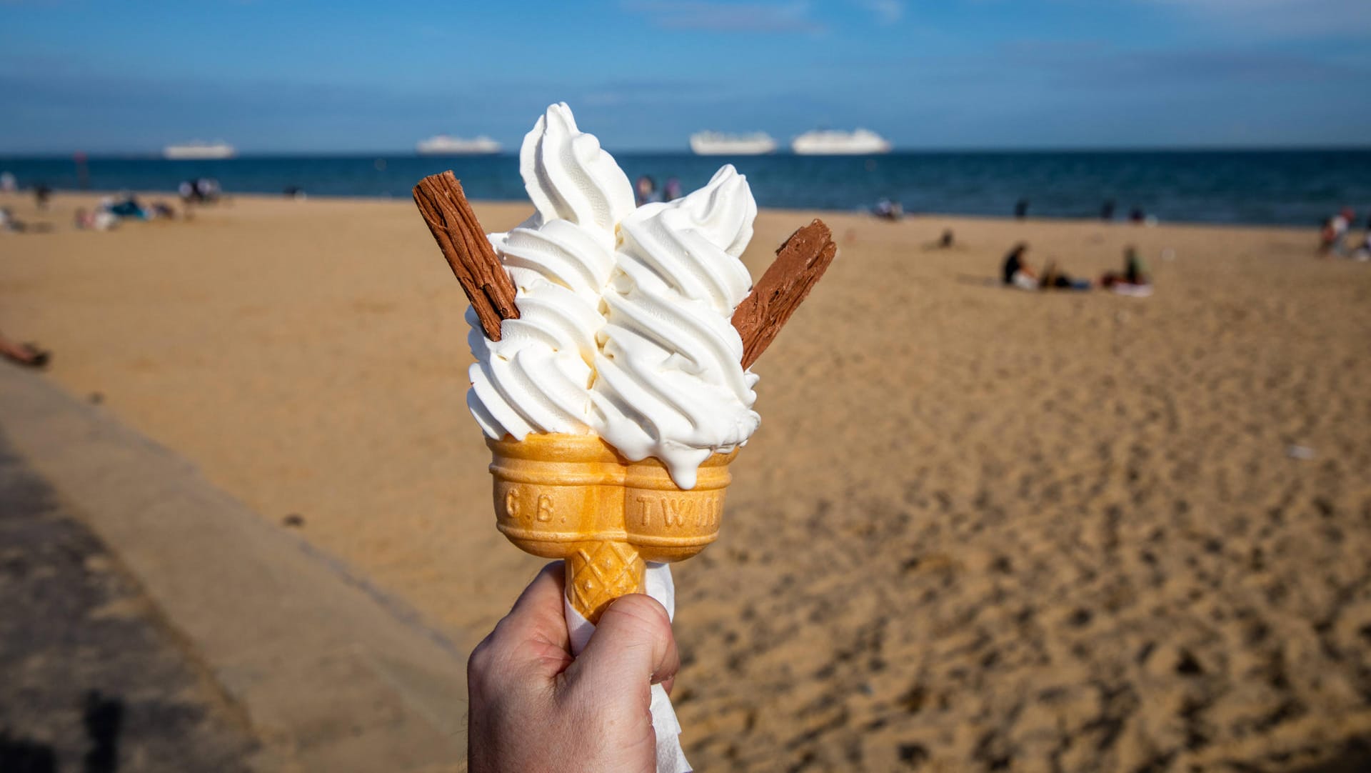 Softeis mit "99 Flake"-Schokolade (Archivbild): In Großbritannien werden beliebte Schokoriegel rar.