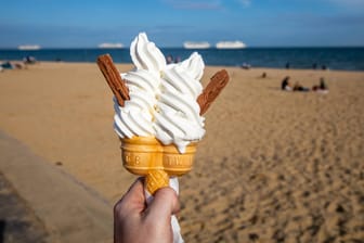 Softeis mit "99 Flake"-Schokolade (Archivbild): In Großbritannien werden beliebte Schokoriegel rar.