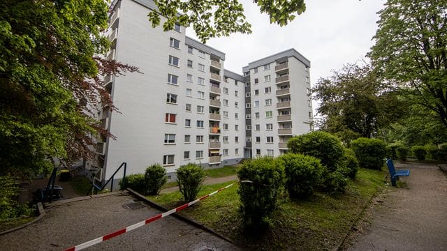 Zwei Hochhäuser in Velberet sind abgesperrt und fast 200 Bewohner seit Sonntag unter Quarantäne gestellt. Zwei Hochhäuser in Velberet sind abgesperrt und fast 200 Bewohner seit Sonntag unter Quarantäne gestellt.