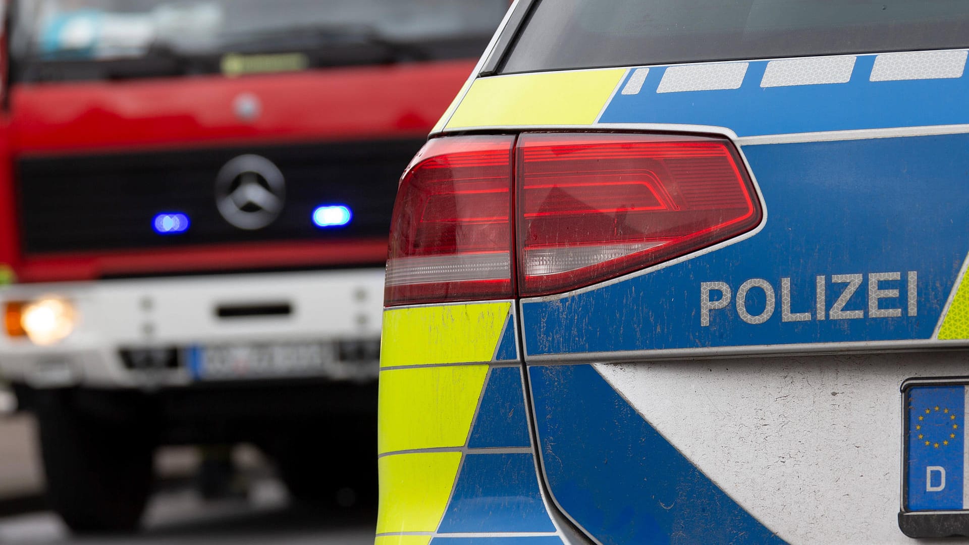 Einsatzwagen von Polizei und Feuerwehr (Symbolbild): Nach einem möglichen Bombenfund in Köln-Flittard wurde das Gebiet abgesperrt. Einsatzwagen von Polizei und Feuerwehr (Symbolbild): Nach einem möglichen Bombenfund in Köln-Flittard wurde das Gebiet abgesperrt.