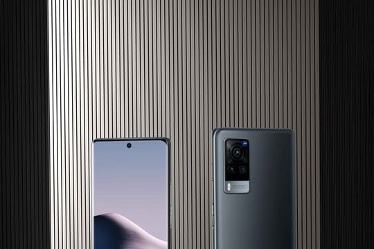 Das Vivo X60 Pro 5G (800 Euro) besitzt einen 6,56 Zoll großen, quasi randlosen AMOLED-Bildschirm (2376 mal 1080 Pixel) mit HDR10+ und 120-Hertz-Bildwiederholrate.