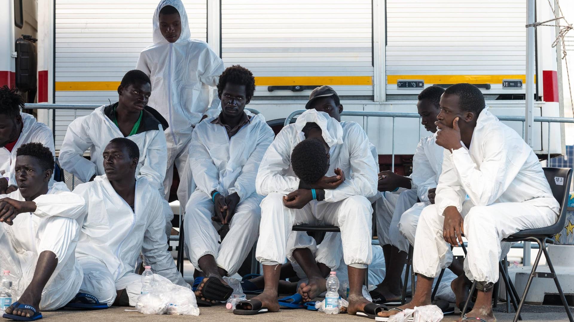 Migranten im Hafen der italienischen Stadt Salerno (Archivbild): Hunderte bezahlen jährlich die Flucht übers Mittelmeer mit ihrem Leben.