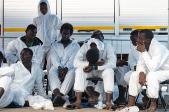 Migranten im Hafen der italienischen Stadt Salerno (Archivbild): Hunderte bezahlen jährlich die Flucht übers Mittelmeer mit ihrem Leben.