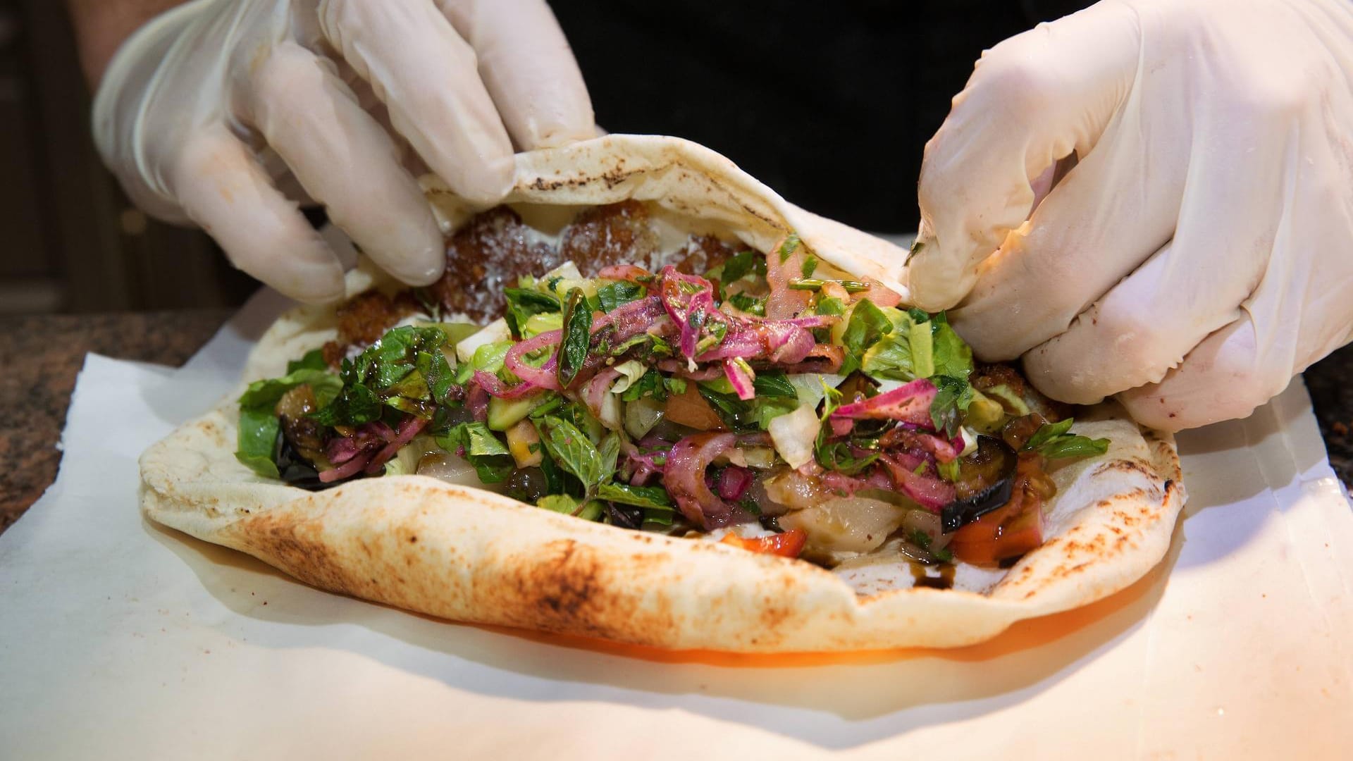 Eine Falafel-Tasche (Symbolbild): In Bremen hat ein Kunde in einem Imbiss auf den Verkäufer eingestochen. Eine Falafel-Tasche (Symbolbild): In Bremen hat ein Kunde in einem Imbiss auf den Verkäufer eingestochen.