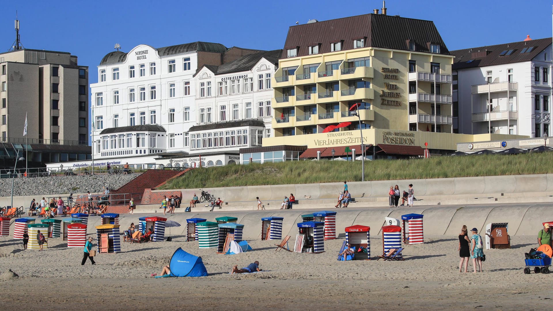 Blick auf eine Promenade auf der Nordseeinsel Borkum (Symbolbild): Nach einen Gerichtsurteil dürfen nun auch auswärtige Touristen in Niedersachsen übernachten.