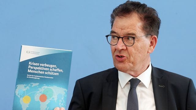 Gerd Müller (CSU), Bundesminister für wirtschaftliche Zusammenarbeit und Entwicklung, stellt vor der Bundespressekonferenz den Bericht der Fachkommission Fluchtursachen vor und beantwortet Fragen von Journalisten.