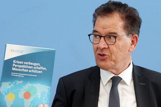 Gerd Müller (CSU), Bundesminister für wirtschaftliche Zusammenarbeit und Entwicklung, stellt vor der Bundespressekonferenz den Bericht der Fachkommission Fluchtursachen vor und beantwortet Fragen von Journalisten.