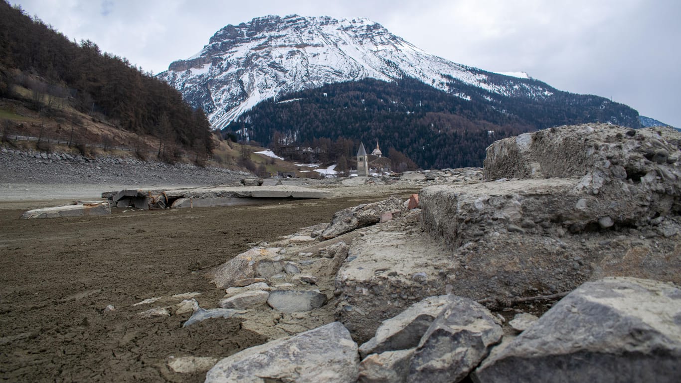 Der Reschensee in Südtirol: Statt Wasser sind hier die Überreste des früheren Dorfes Graun zu sehen.