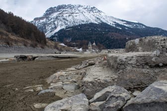 Der Reschensee in Südtirol: Statt Wasser sind hier die Überreste des früheren Dorfes Graun zu sehen.