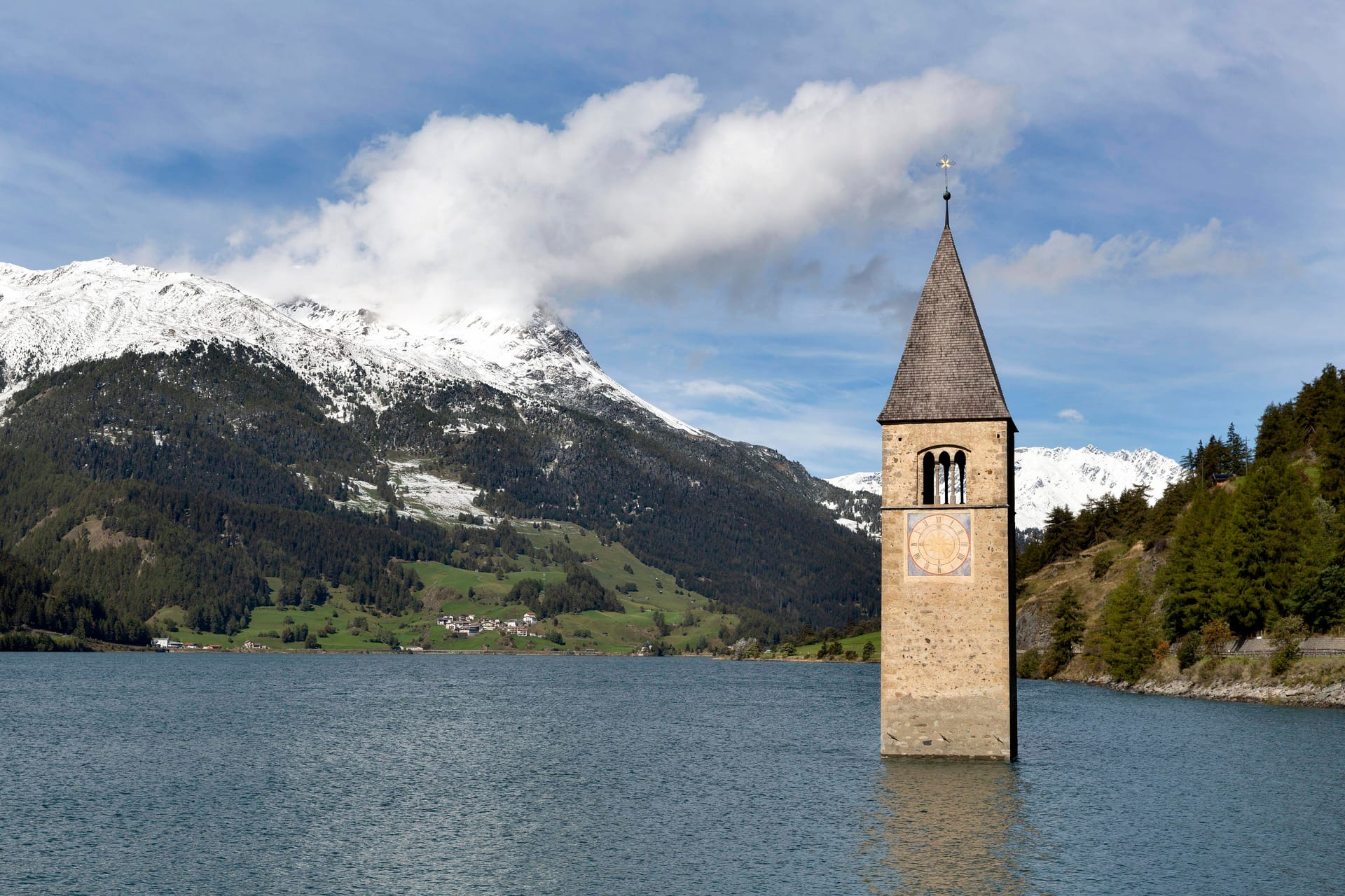 Der Reschensee: Im Jahr 2009 war der Wasserstand für Wartungen am Kirchturm abgesenkt worden.