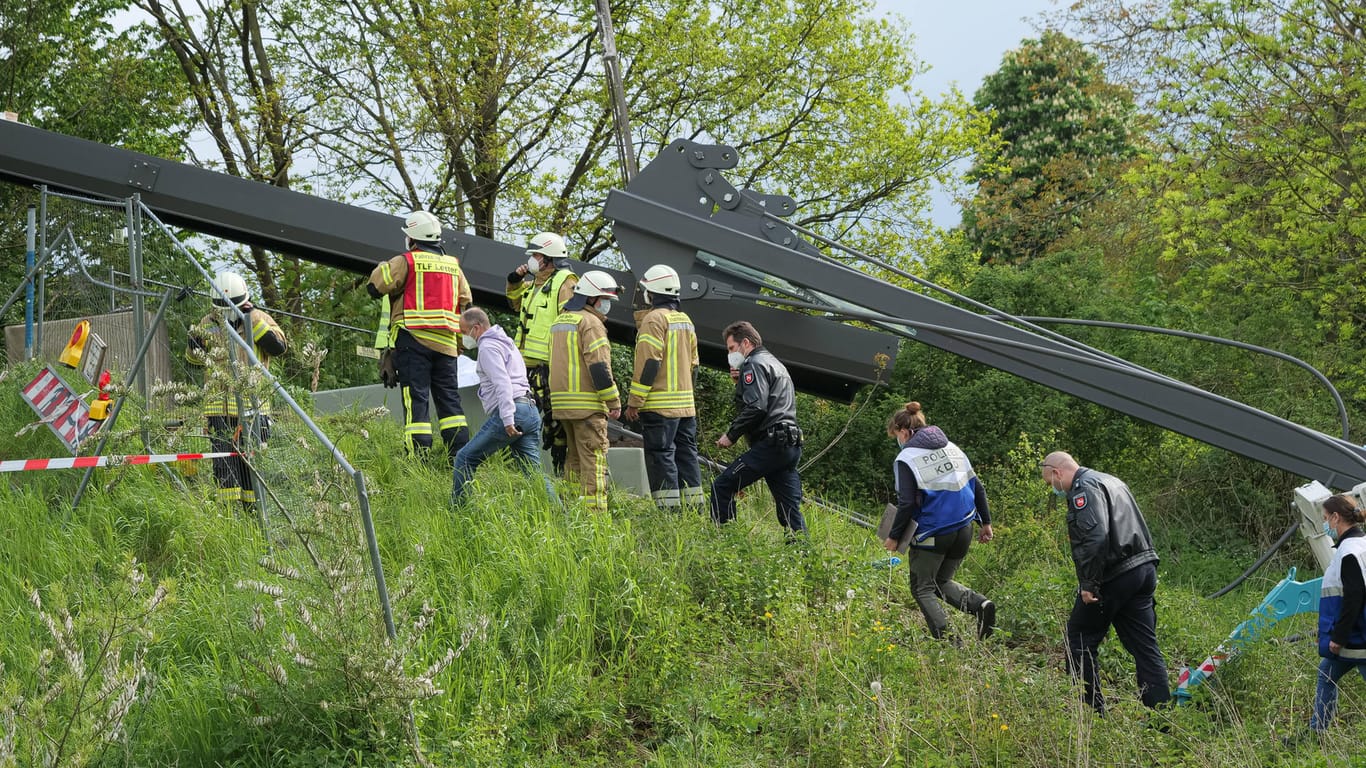 Rettungskräfte am Einsatzort: Beim Einsturz eines Brückenpfeilers in der Nähe von Hannover ist ein Mann ums Leben gekommen.
