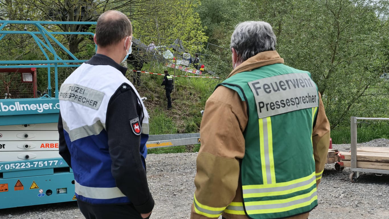 Polizei und Feuerwehr vor Ort: Das schwere Unglück ereignete sich in der Nähe von Hannover.