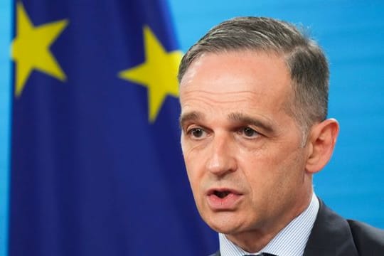 Der deutsche Außenminister Heiko Maas (SPD) gibt ein Statement vor einem virtuellen Treffen der EU-Außenminister im Außenministerium.