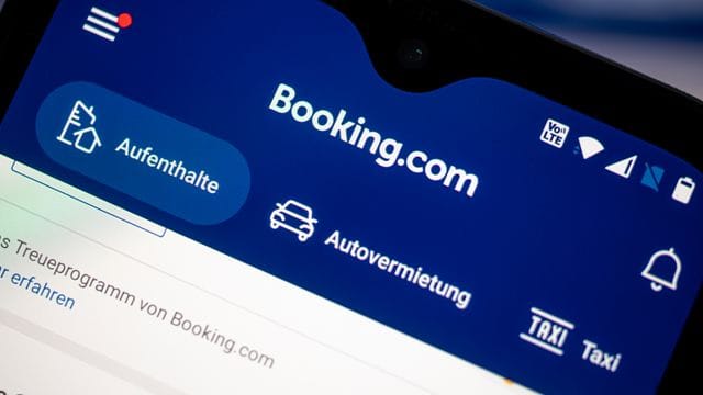 Auf einem Smartphone ist die App des Reiseportals Booking. Auf einem Smartphone ist die App des Reiseportals Booking.
