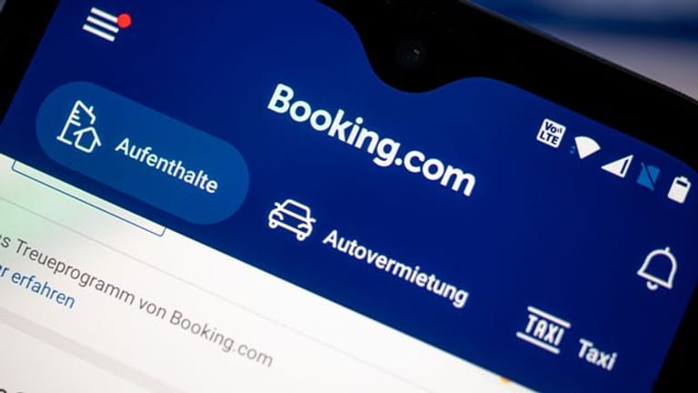 Auf einem Smartphone ist die App des Reiseportals Booking.