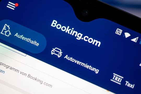 Auf einem Smartphone ist die App des Reiseportals Booking.